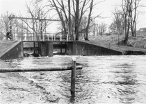 842879 Gezicht op de stuw Pothbrug te Woudenberg in het Valleikanaal, bij hoog water.